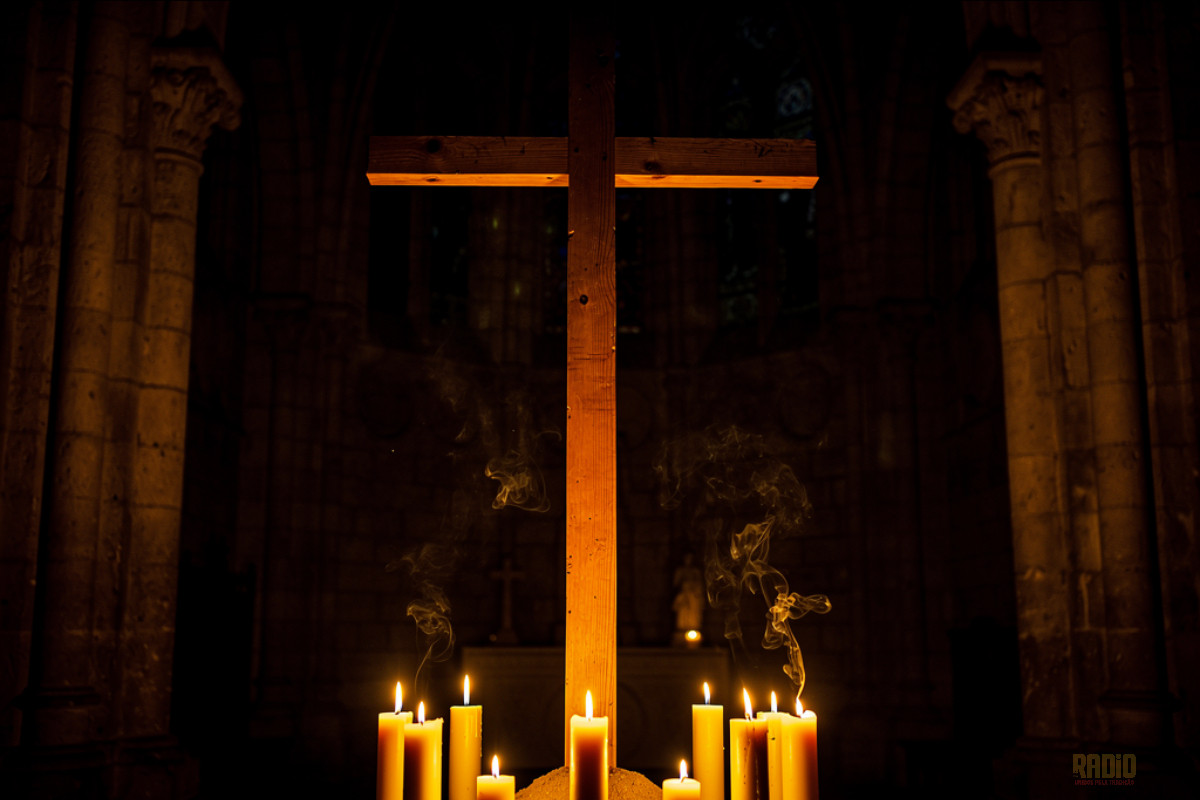 Imagem de cruz e velas representa o clima de oração e recolhimento da Sexta-feira Santa